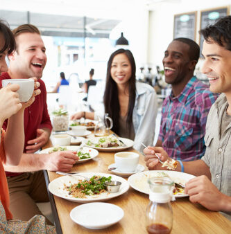 Cómo organizar la cena para sus amigos