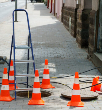Guía completa sobre conos viales: materiales, medidas y usos reglamentarios