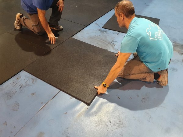 Soluciones profesionales para proteger el suelo en áreas fitness